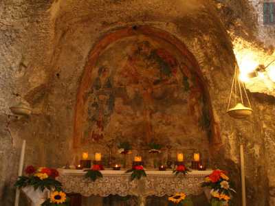 Siamo ora nella navata centrale e di fronte a noi si trova l�altare principale dominato da una nicchia in cui � presente l�affresco meglio conservato della chiesa: la Sacra Effige della Santissima Trinit�